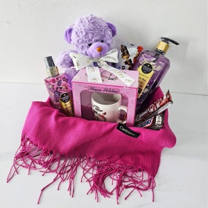 Cos Boo Basket Charm cu esarfa , cana, ursulet de plus, gel de duș 750 ml și un spray de corp 250 ml Eyup, baton Snikers, Kinder Bueno , KitKat
