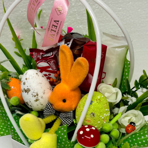 Cos Easter, decoratiune iepure, 3 oua decorative, trandafiri si trandafiri artificiale, praline Mon Chery 52.5gr, Kinder Bueno 43gr, praline Raffaello 80gr, Kit Kat 40gr, in cos cadou