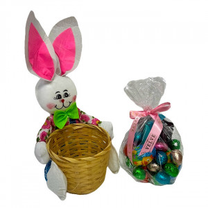 Cos Easter, baton Papi Primola 26.8gr, batoane Snikers 100gr, 4 oua ciocolata Favorina 80gr, oua mini cicolata Favorina 80gr, in cos cadou cu iepuras bluza roz