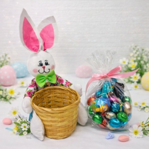 Cos cadou Paste Bunny Sweet Eggs cu oua si dulciuri de ciocolata, iepuras decorativ cu papion verde