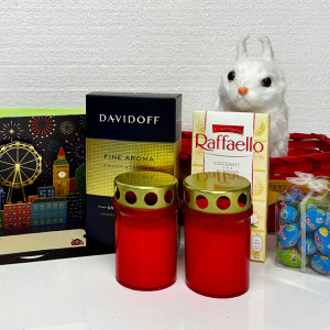 Cos Eastern, decoratiune iepuras alb, 2 candele, praline Raffaello 90gr, cafea Davidoff 250gr, 20 oua kinder , felicitare , in cos rosu