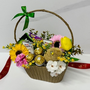 Cos cadou Paste Honey Bunny cu Ferrero Rocher, Kinder Country, Joe XXL si aranjament floral decorativ - Img 5