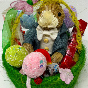 Cos Easter, decoratiune iepure, 4 oua decorative, Kinder Joy 20gr, praline Raffaello 40gr, praline Mon Cheri 52.5gr, 3 Kinder Schoko Bons 18gr ,in cos cadou