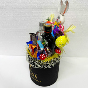 Cos Easter, decoratiune iepure, ou, morcov, ciuperci decorative, Joe 46gr, Ritter 200gr, Snikers 100gr, Fagaras 45gr, Daim 15.9gr, Toffee&Nut 15.9gr,  Oreo 15.9gr, 3 trabucuri Punta Cana, Absolut Vodka 200ml, Jagermeister 200ml, in cutie rotunda neagra