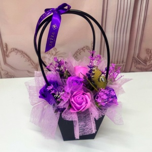Cos floral Roses Scent Endless, cu trandafiri din sapun si plante artificiale, 34 cm, Mov