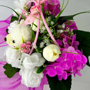 Cosulet aniversar Floral Collection, cu ursulet de plus, plante verzi, hortensii, lalele, trandafiri si lacramioare artizanale