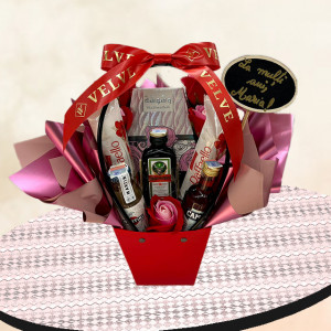 Cosulet cadou Delice „La Multi Ani, Maria!”, cu parfum Lattafa Washwashah, 5 trandafiri de sapun, Raffaello si 3 bauturi miniatura