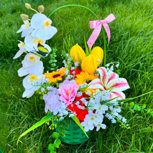 Cosulet aniversar Floral Collection, cu plante verzi, orhidee, iris, lacramioare artificiale, trandafiri, lalele, floarea soarelui si hortensii de sapun, in cos verde