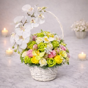 Cosulet Royal Orchid, cu trandafiri si orhidee de sapun, accesorizati cu flori si plante artificiale, galben/verde/alb