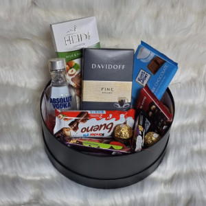 Cutie cadou Absolut, cafea Davidoff, vodca si dulciuri