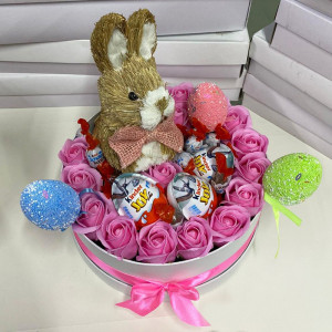 Cadou Sweet Easter cutie rotunda alba cu trandafiri de sapun, Kinder Joy si figurina iepuras de Paste