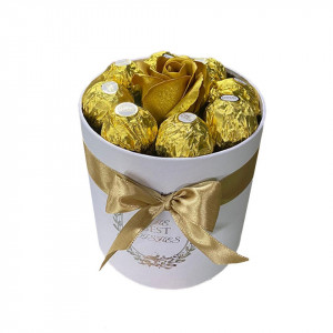 Cutie cadou pentru femei alba Sweet Flower cu trandafir de sapun si praline Ferrero Rocher