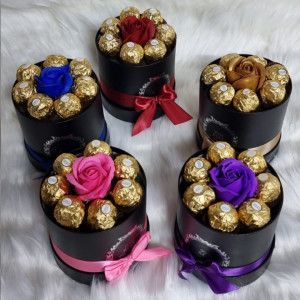 Cutie cadou pentru femei neagra Sweet Flower cu trandafir de sapun si praline Ferrero Rocher