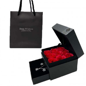 Cutie cu sertar Wenderfull, 9 trandafiri de sapun si set acccesorii, cercei si lant cu pandantiv, negru4