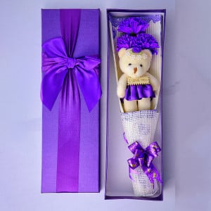 Cutie Dulcea Afirmare, cu cadou in interior, buchet cu ursulet si flori criogenate, mov