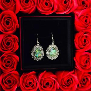Cutie exclusivista pentru accesorii, cu set cercei Miraj, trandafiri parfumati de sapun, felicitare si punga cadou, Rosu 3