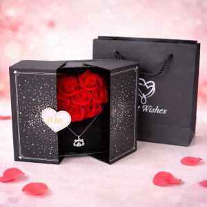 Cutie exclusivista Power of LOVE cu lantic si pandantiv inox Kat, trandafiri parfumati de sapun, in punga eleganta asortata, Negru