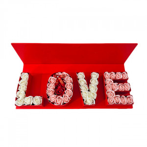Cutie florala Luxury Breeze cu trandafiri din sapun, legare cu panglica satinata si text "LOVE", Rosu 1