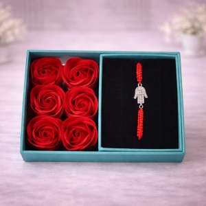 Cutie turcoaz cu trandafiri de sapun rosii si martisor bratara