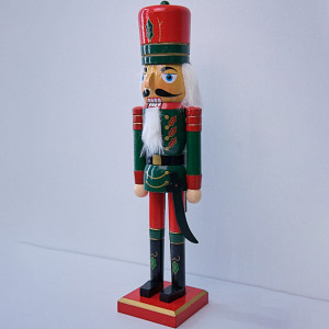 Decoratiune de Craciun, Spargatorul de Nuci imbracat in uniforma festiva, Comandant, Verde, 40cm
