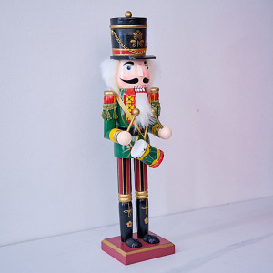 Decoratiune de Craciun, tip soldatel, Spargatorul de Nuci imbracat in uniforma festiva, Tobosar, Verde, 38cm