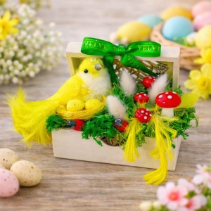 Decoratiune de Paste handmade cu pasare si licheni stabilizati in cufar din lemn