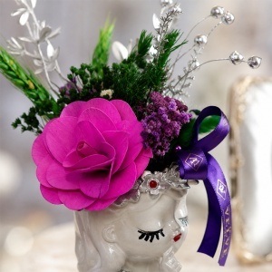 Decoratiune din ceramica, Fata Visatoare, cu begonie de lemn, flori texturate si plante criogenate, Fucsia, 21x6 cm - Img 3