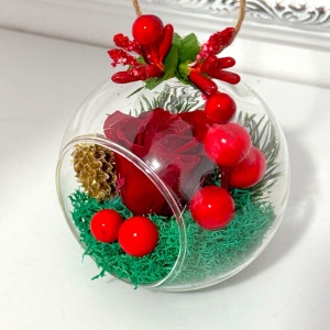 Decoratiune glob brad, cu licheni criogenati stabilizati, trandafir criogenat, ramuri de brad si merisoare, Rosu