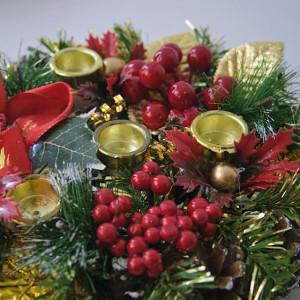 Decoratiune "Lumina Festiva" tip coronita din brad cu suport pentru lumanari