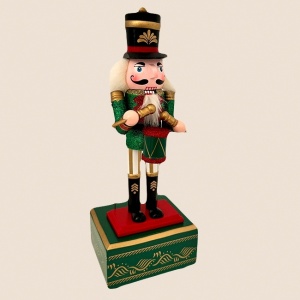 Decoratiune muzicala de Craciun, tip soldatel, Spargatorul de Nuci, in uniforma festiva cu sclipici, Verde-Rosu, 32x12cm