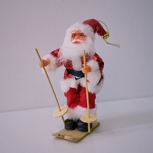 Figurina Decorativă 'Moș Crăciun Schior', Rosu, 17cm