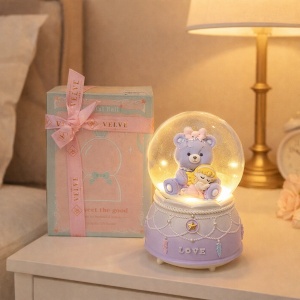 Glob muzical si luminos cu ursulet si fetita, decor pastel mov, in cutie eleganta - Img 5