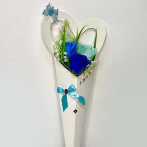 Aranjament floral, vestirea primaverii cu 3 trandafiri din sapun si margaritari, albastru-turcoaz