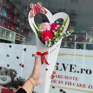 Aranjament floral, vestirea primaverii cu 3 trandafiri din sapun si margaritari, fucsia-roz pala