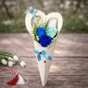 Martisor vestirea primaverii cu 3 trandafiri din sapun si margaritari, albastru-turcoaz