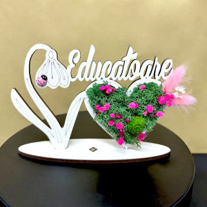 Ornament din lemn Draw Me, ce poate fi personalizat cromatic, cu tematica individuala (Educatoare), licheni stabilizati si imortele, Roz2