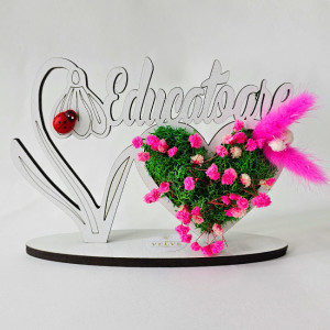 Ornament din lemn Draw Me, ce poate fi personalizat cromatic, cu tematica individuala (Educatoare), buburuza rosie, licheni stabilizati si imortele, Fucsia