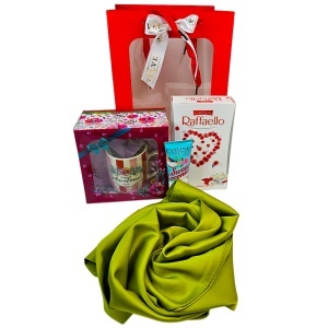 Pachet cadou "Cea mai buna Educatoare din lume", esarfa eleganta, cana personalizata, praline Raffaello și crema de maini Eveline, in punga de cadou