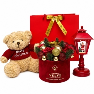 Pachet cadou de Craciun Teddy Christmas cu ursulet de plus, aranjament Golden Christmas si felinar englezesc 21 cm, in punga festiva