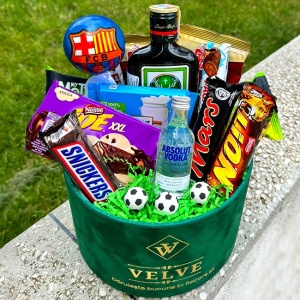 Pachet Delice, in cutie neagra de catifea verde, Absolut 50ml,  Jagermeister 200ml, Snickers 50gr, Lion 42gr, Mars 51gr, My Motto 30gr, Joe 46gr, Ritter 100gr, Caju 100gr si minge decor