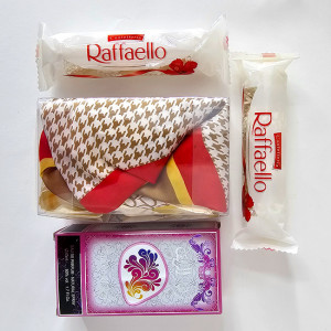 Pachet cadou pentru femei Oriental Style, cu parfum arabesc Zahoor Al Reef de la Ard Al Zaafaran, esarfa satinata Soft D 70x70 si doua pachete praline Raffaello, in cutie eleganta, Bej 2