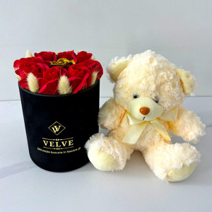 Pachet cadou pentru indragostiti, A Drop of Love, ursulet de plus 21 cm si aranjament floral/cutie neagra cu noua trandafiri de sapun si lagurus criogenat, ambalate in cutie deosebita  3