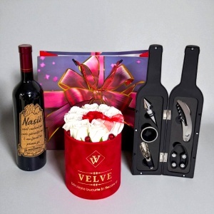 Pachet cadou pentru Nasi, caseta cu 5 accesorii pentru vin, aranjament floral cu 9 trandafiri si o sticla de vin rose de 750 ml cu mesajul "Pentru cei mai buni nasi", Rosu - Img 3