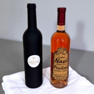 Pachet cadou pentru Nasi, caseta cu 5 accesorii pentru vin, aranjament floral cu 9 trandafiri si o sticla de vin rose de 750 ml cu mesaj personalizat , Verde - Img 7