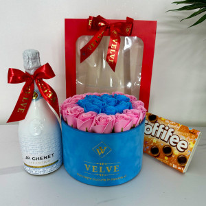Pachet cadou Splendor, cu Vin spumant JP. Chenet Ice Edition 0,75l, Praline Toffifee si aranjament floral cu trandafiri de sapun in punga eleganta, Roz-Albastru - Img 3