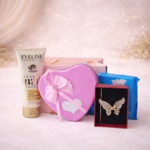 Pachet cadou Tenderness, cu brosa martisor fluture, crema pentru maini Eveline Royal Snail, ciocolata Ritter Sport Alpin Milk si cutie metalica cu trandafiri de sapun si ursulet plus, in punga eleganta tip poseta, Lila
