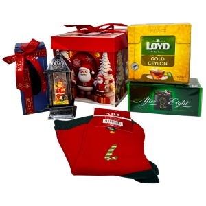 Pachet Christmas Delight, cu felinar decorativ, ciocolata After Eight, sosete de Craciun pentru barbati si ceai, in cutie decorativa cadou