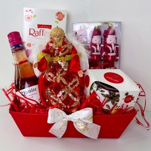 Pachet Christmas Delight, cu inger decorativ, vin Rose, praline Raffaello, set ornamente brad cu spargatori de nuci si lumanare parfumata, in cosulet rosu - Img 4
