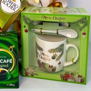 Pachet Christmas Delight, cu odorizant de camera, cafea Doncafe Selected, ciocolata Ferrero Rocher si set cana ceramica, farfurie si lingurita, in punga cadou - Img 4