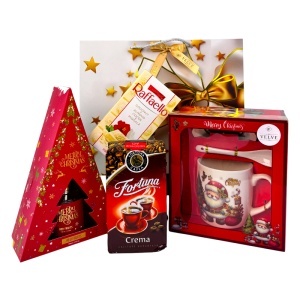 Pachet Christmas Delight, cu odorizant de camera, cafea Fortuna Crema, ciocolata Raffaello si set cana ceramica, farfurie si lingurita, in punga cadou